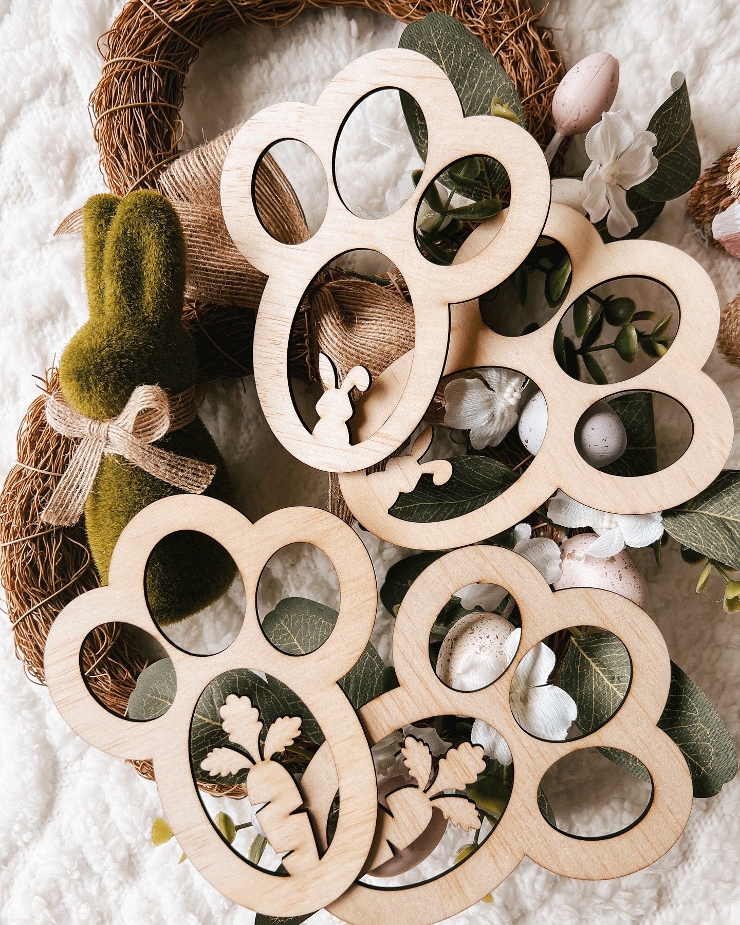 EASTER BUNNY FOOTPRINTS CARROT DESIGN